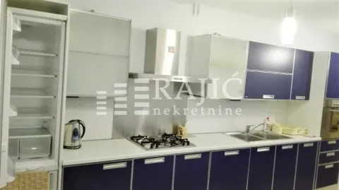 Moderna kuhinja sa plavim elementima i ugrađenim uređajima. - image 7