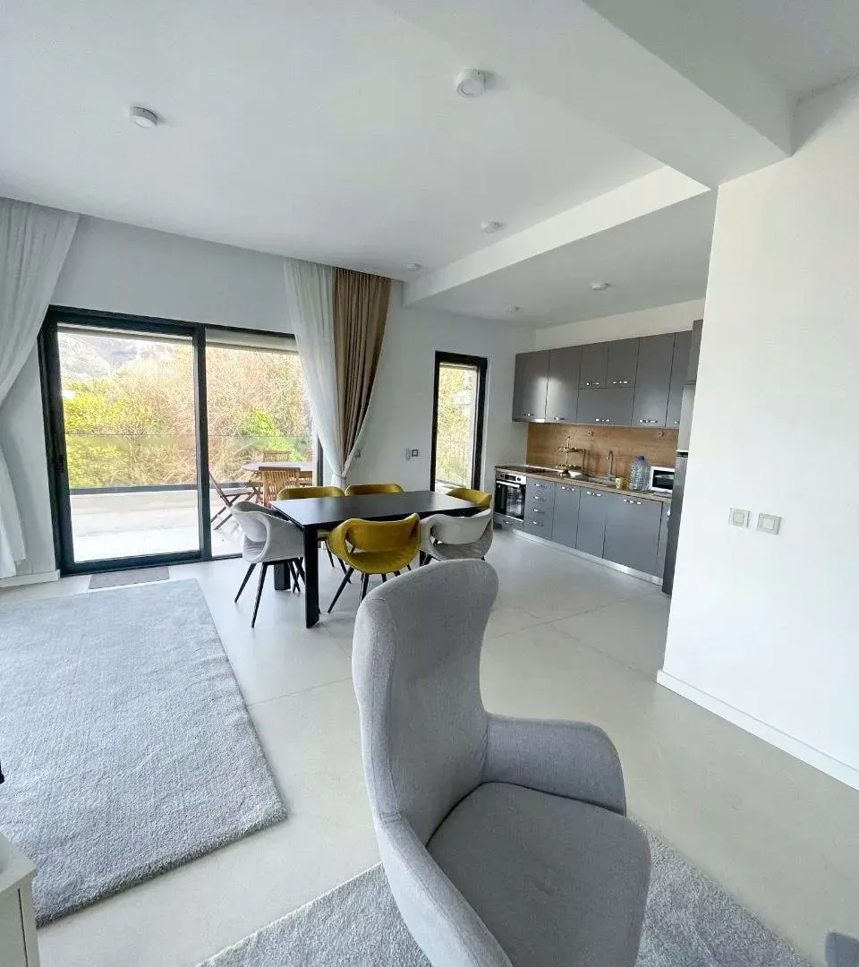 Izdavanje, dvosoban stan, 159m², Tivat, Crna Gora