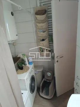 Kupatilo opremljeno sanitarijama, bojlerom i veš mašinom. - image 6