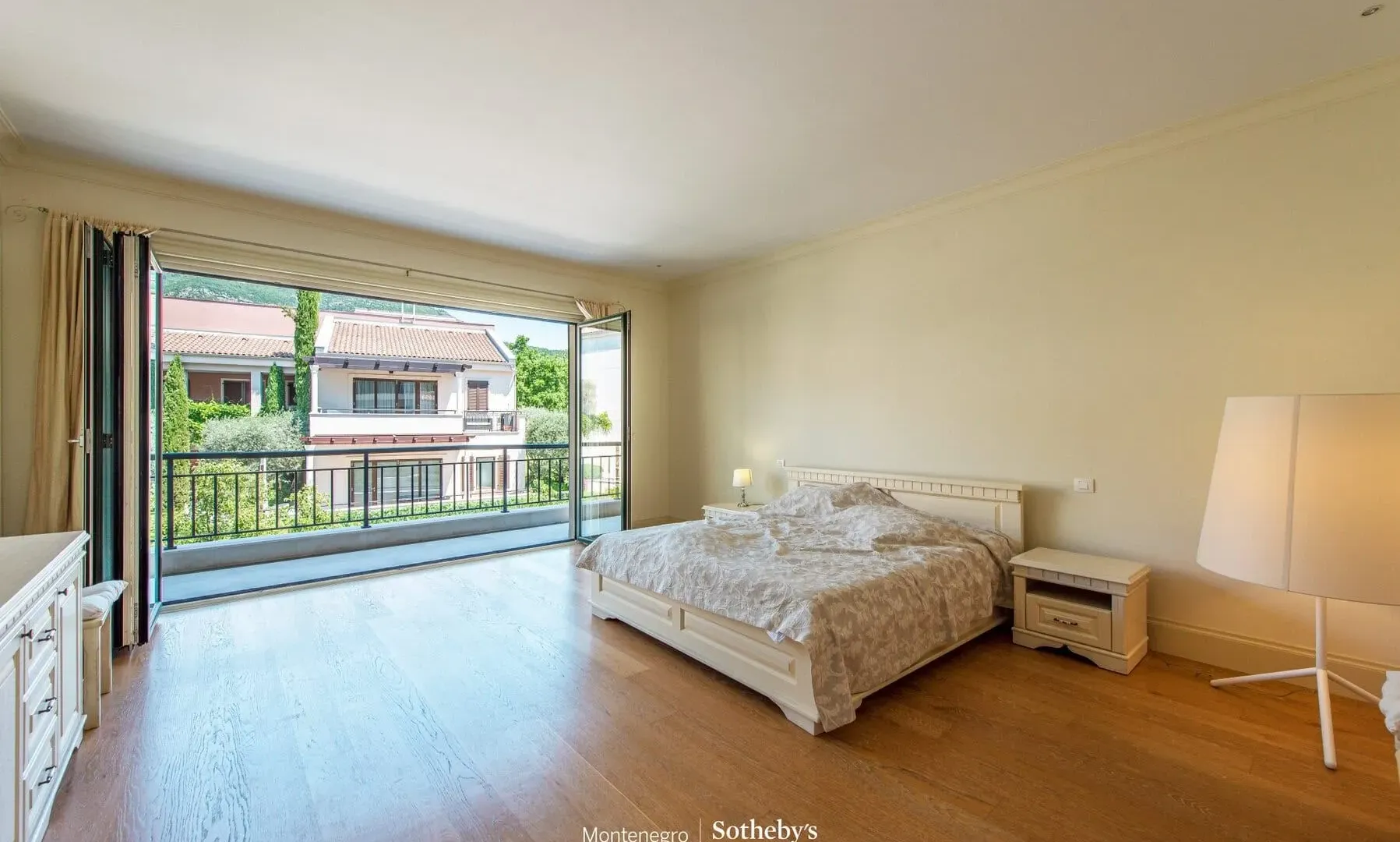 Izdavanje, dvosoban stan, 148m², Porto Montenegro, Tivat