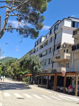 Pogled na spoljašnjost zgrade sa ulicom i drvećem. - image 10