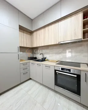 Moderna kuhinja sa ugradnim aparatima i drvenim elementima. - image 5
