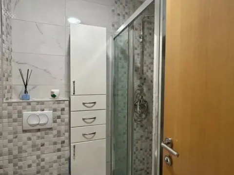 Izdavanje, jednosoban stan, 64m², Centar, Bar - image 9