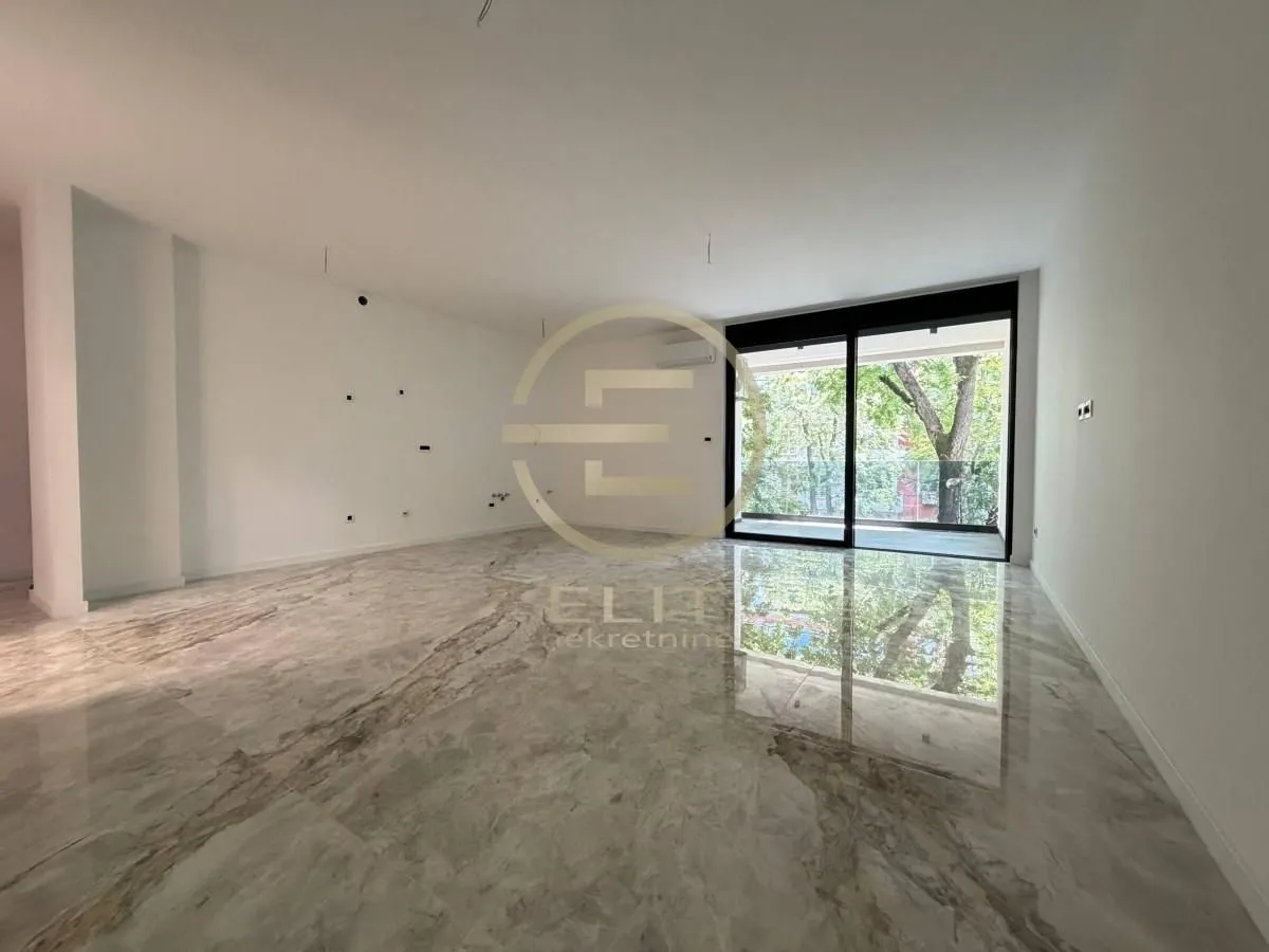 Izdavanje, stan, 126m², Stari grad, Novi Sad