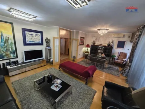 Prodaja, četvorosoban stan, 131m², Centar, Novi Sad