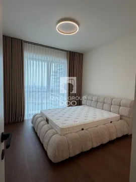 Nameštena spavaća soba sa bračnim krevetom i izlazom na terasu. - image 18
