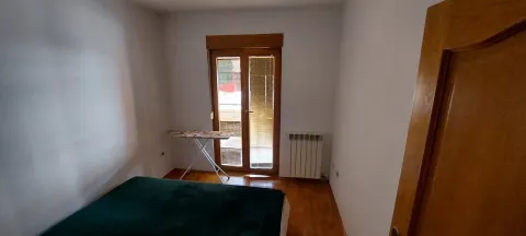 Spavaća soba sa krevetom i balkonskim vratima. - image 18