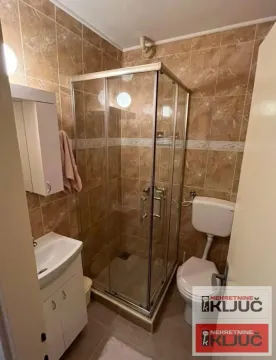 Kupatilo opremljeno tuš kabinom, umivaonikom i toaletom. - image 4