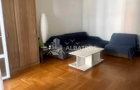 Dnevna soba sa garniturom za sedenje, stočićem i drvenim ormarom. - image 3