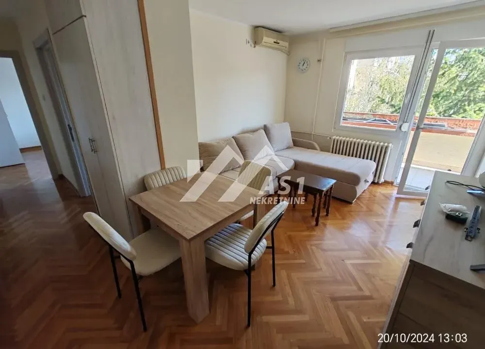 Izdavanje, trosoban stan, 60m², Centar, Novi Sad