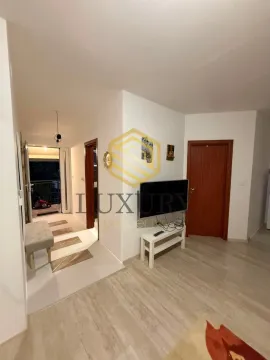 Dnevni boravak sa TV komodom i hodnikom koji vodi do terase. - image 7