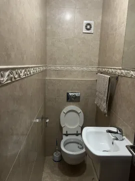Mali toalet sa umivaonikom i bež pločicama. - image 17