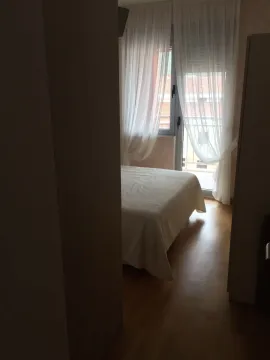 Pogled na namještenu spavaću sobu sa izlazom na terasu. - image 5