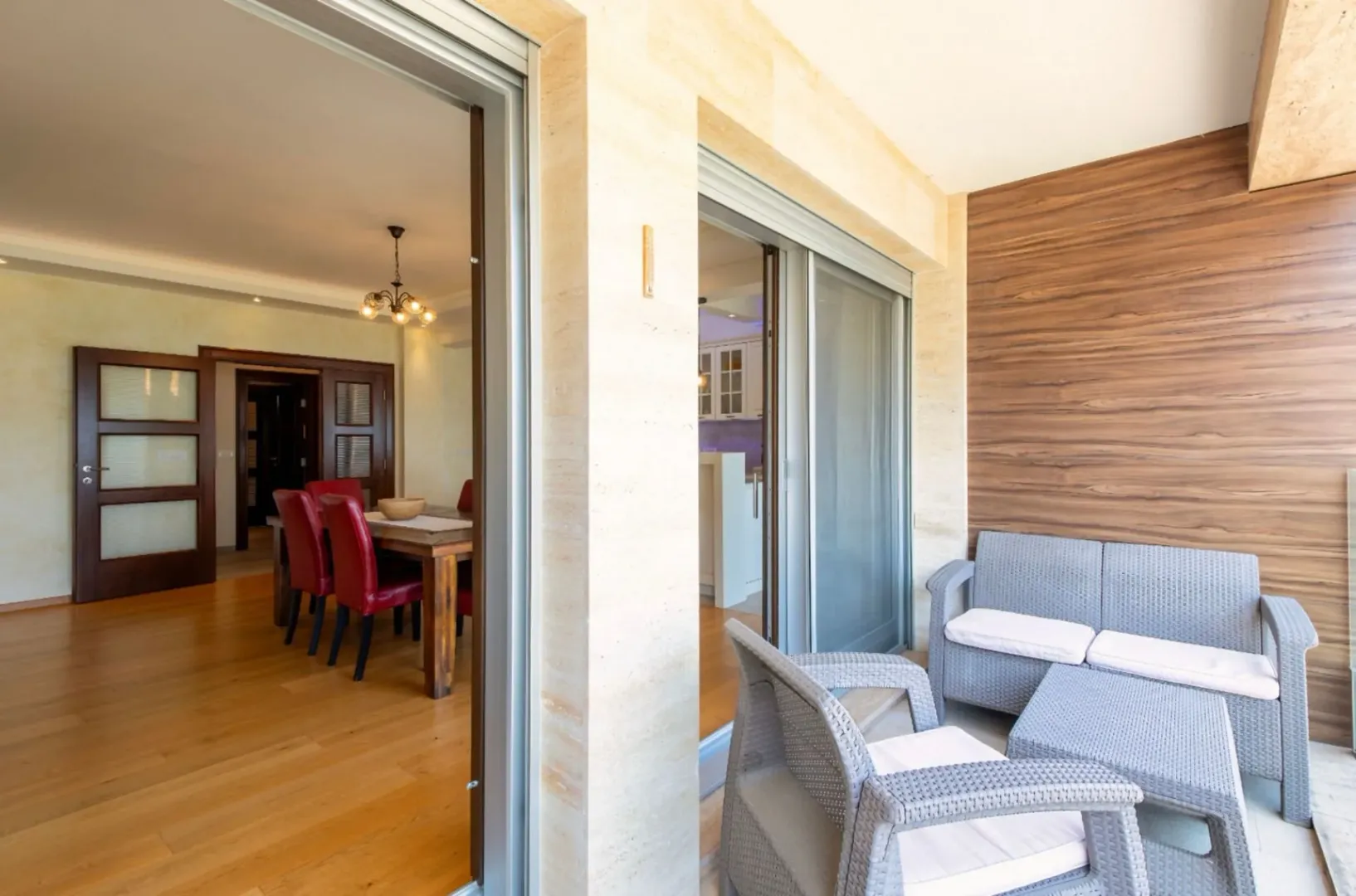 Izdavanje, trosoban stan, 141m², Škaljari, Kotor
