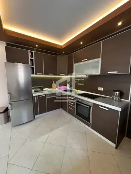 Moderna kuhinja u braon tonovima sa ugradnim aparatima i frižiderom. - image 6