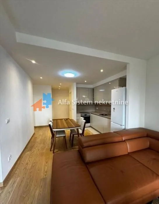 Izdavanje, trosoban stan, 81m², Savski Venac, Beograd