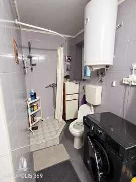 Kupatilo opremljeno tuš kabinom, toaletom i veš mašinom. - image 9