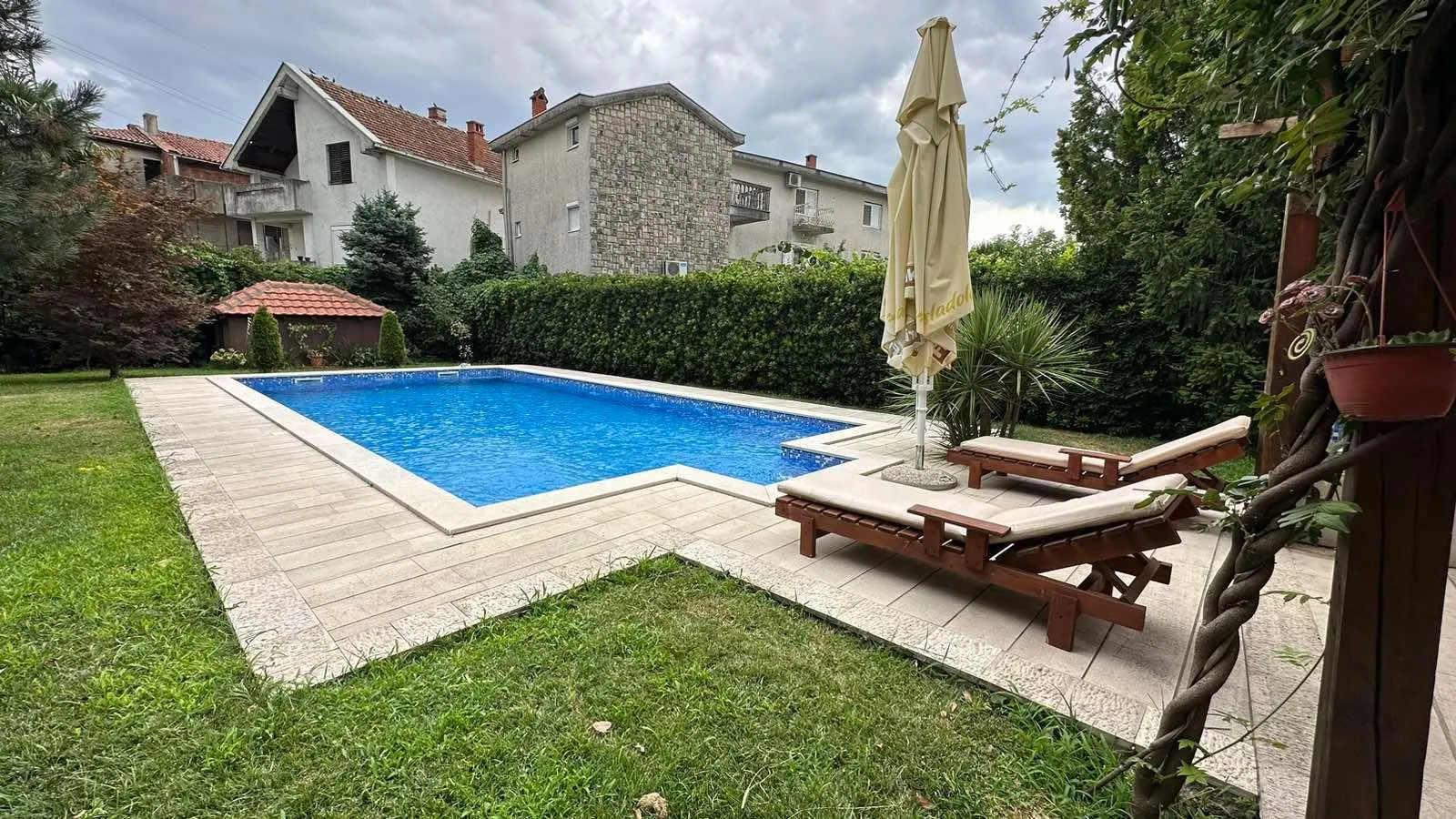 Izdavanje, kuća, 340m², Gorica C, Podgorica
