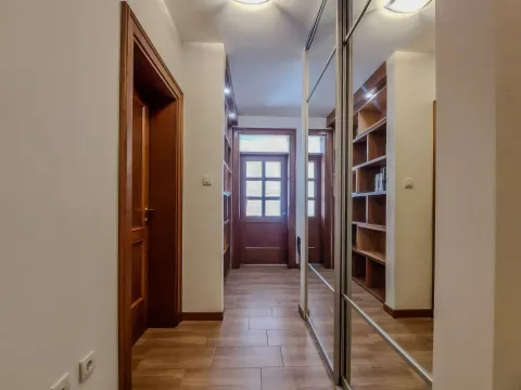 Izdavanje, trosoban stan, 130m², Dobrota, Kotor - image 7