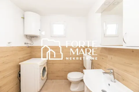 Manje kupatilo sa veš mašinom, umivaonikom i wc šoljom. - image 2