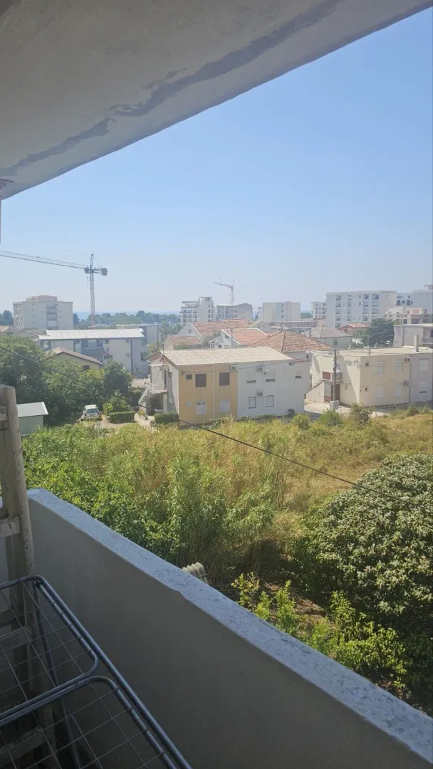 Pogled sa terase na gradsko naselje i okolno zelenilo.