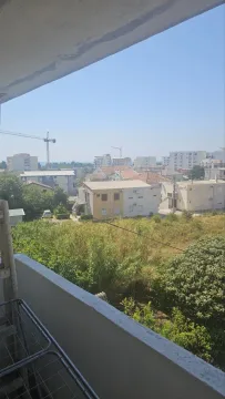 Pogled sa terase na gradsko naselje i okolno zelenilo. - image 9