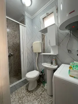 Manje kupatilo sa tuš kabinom, umivaonikom, WC šoljom i bojlerom. - image 7
