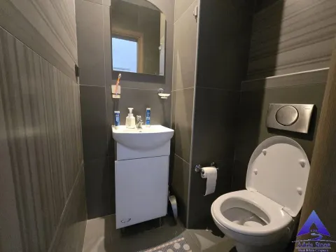 Manje kupatilo sa umivaonikom, ogledalom i toaletom. - image 12