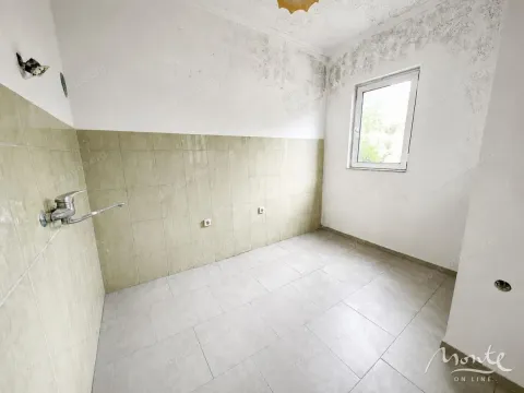Nenamještena kuhinja sa zidnim pločicama i prozorom. - image 22