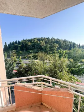 Pogled sa terase na zelenu površinu i brdo. - image 7