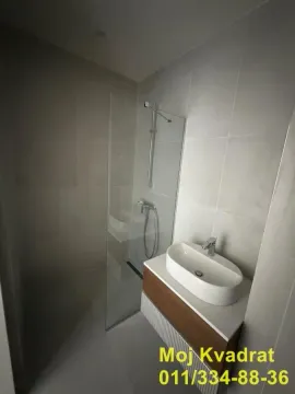 Moderno kupatilo sa tuš kabinom i umivaonikom. - image 9