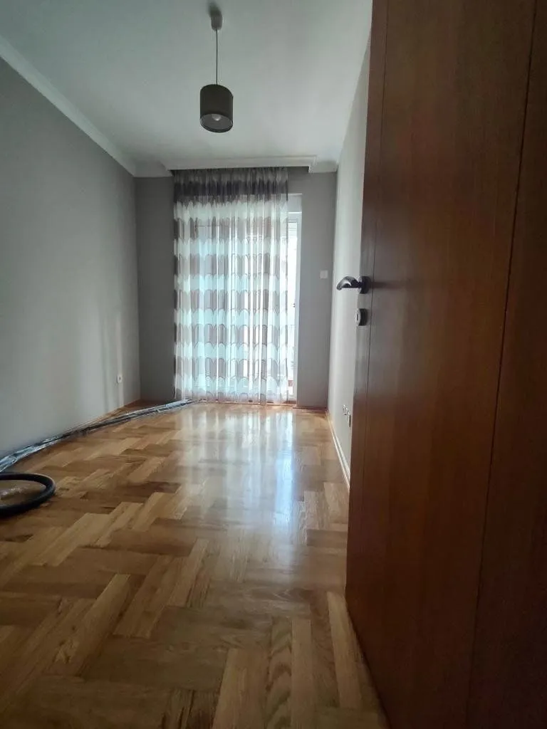 Izdavanje, dvosoban stan, 80m², Blok 9, Podgorica