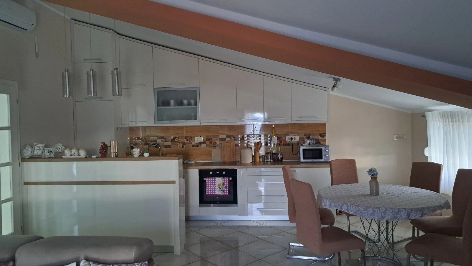 Izdavanje, trosoban stan, 106m², Tripovići, Tivat