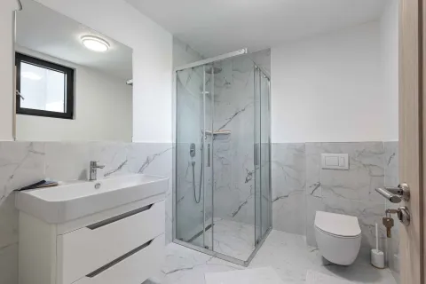 Moderne kupatilo sa tuš kabinom, umivaonikom i toaletom. - image 19