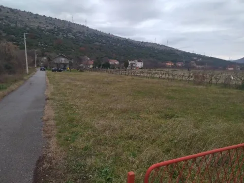 Pogled na plac i okolinu pored pristupnog puta. - image 4