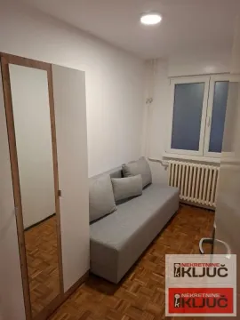 Manja soba sa kaučem i ormarom. - image 4