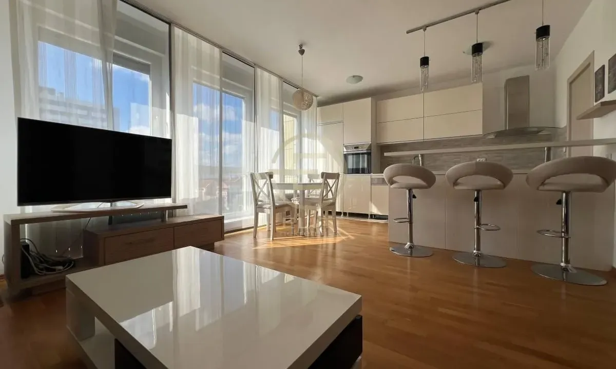 Izdavanje, trosoban stan, 80m², Centar, Novi Sad