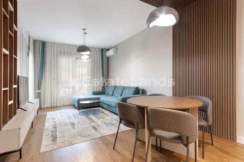 Svijetla dnevna soba sa trpezarijskim stolom i plavom ugaonom garniturom. - image 5
