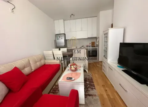 Dnevna soba sa garniturom, TV-om i trpezarijom u pozadini. - image 5