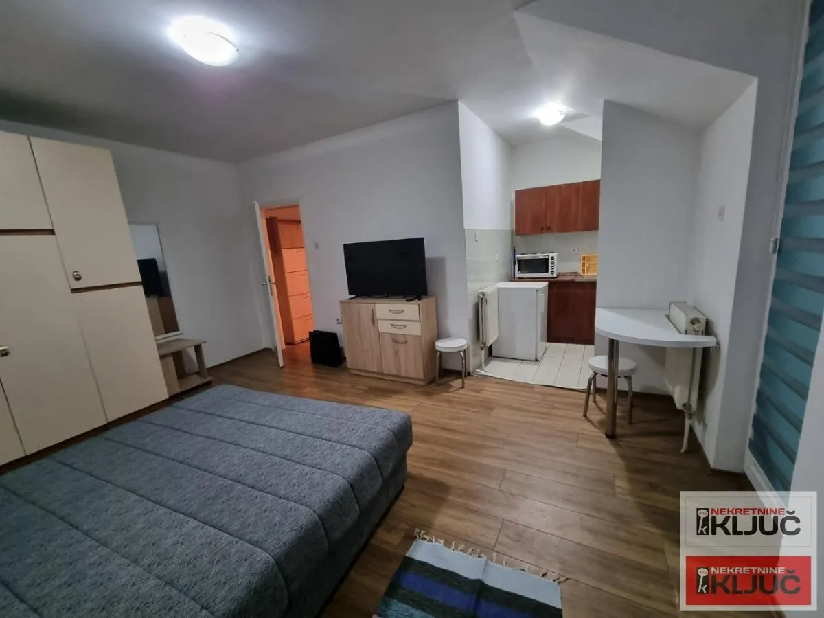 Izdavanje, garsonjera, 32m², Centar, Novi Sad