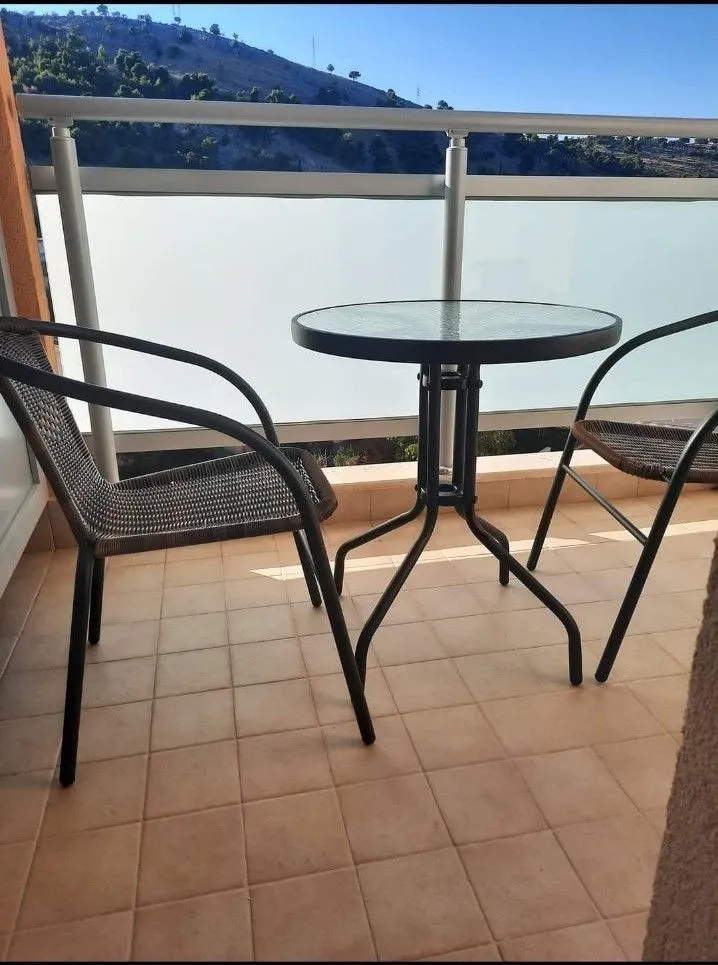 Balkon sa stolom i dvije stolice.