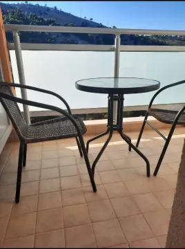 Balkon sa stolom i dvije stolice. - image 8