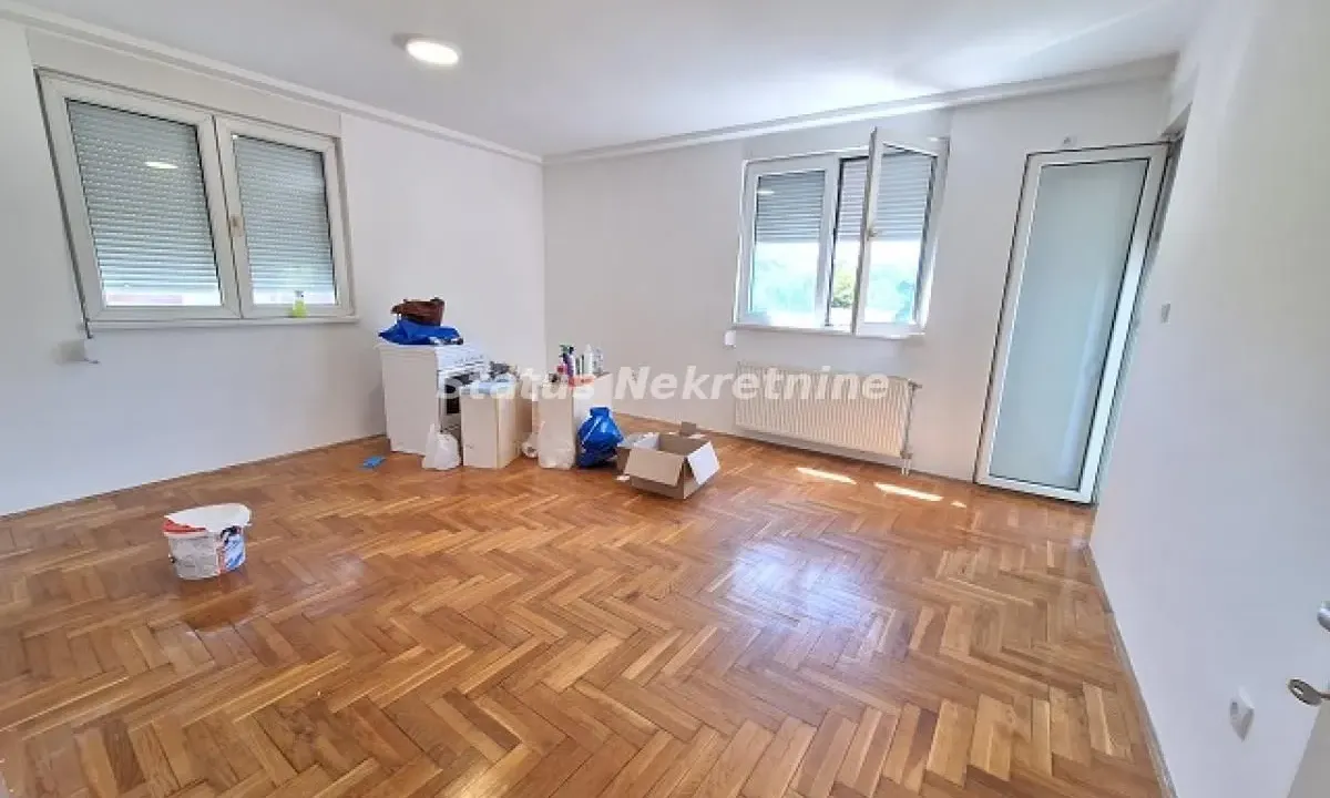 Izdavanje, trosoban stan, 65m², Centar, Novi Sad