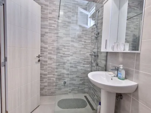 Izdavanje, jednosoban stan, 47m², Bečići, Budva - image 12