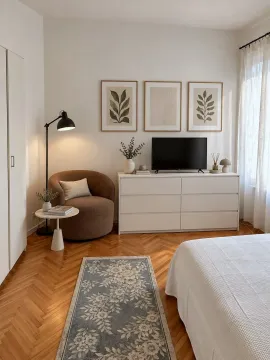 Udobna spavaća soba sa bračnim krevetom, foteljom i komodom. - image 5