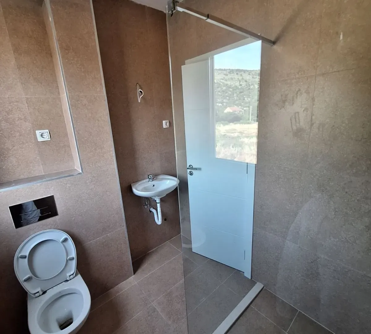 Izdavanje, dvosoban stan, 64m², Tološi, Podgorica
