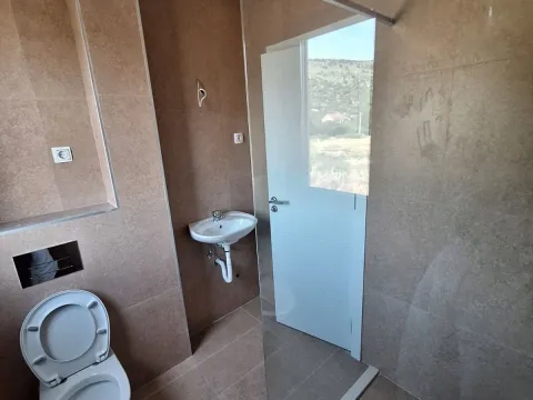 Izdavanje, dvosoban stan, 64m², Tološi, Podgorica - image 11