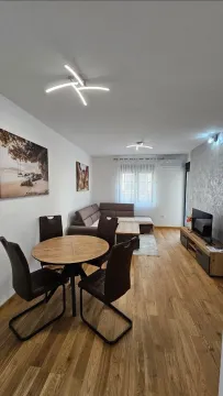 Dnevna soba sa trpezarijom, garniturom i drvenim stolom sa stolicama. - image 3