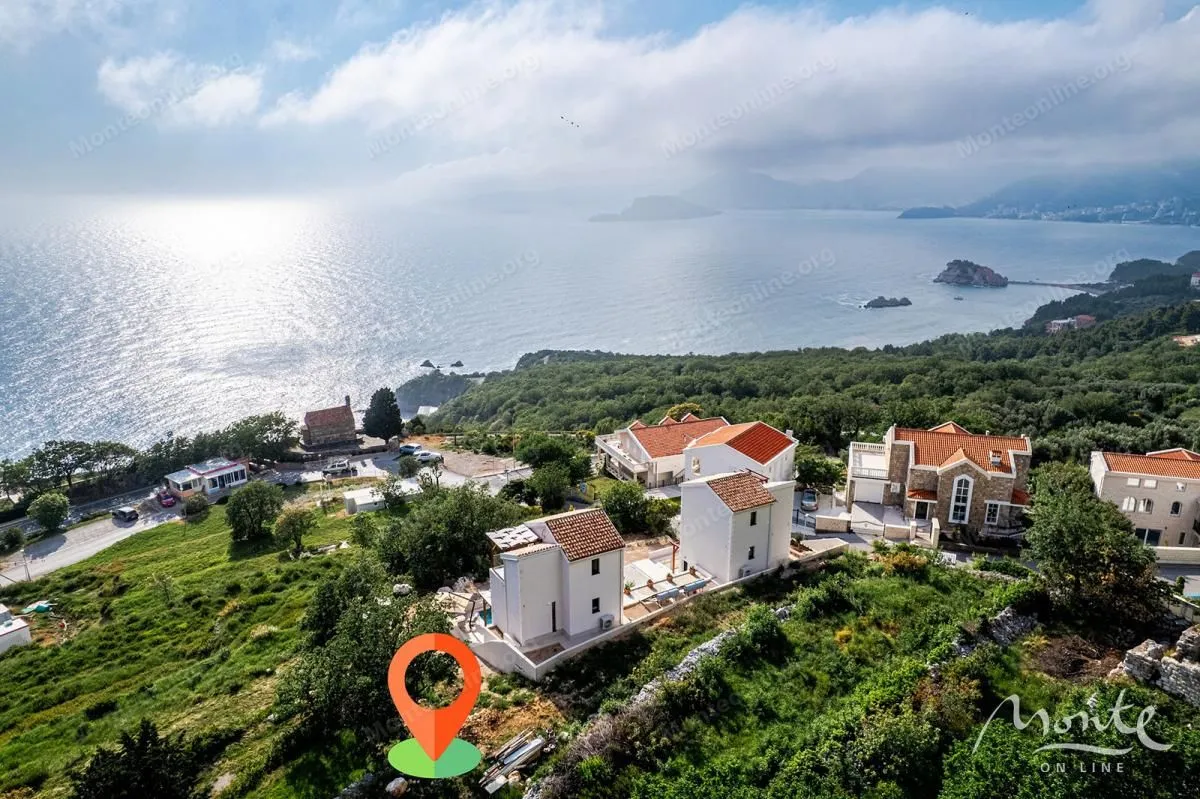Pogled iz vazduha na obalu i okolne objekte sa zelenilom.