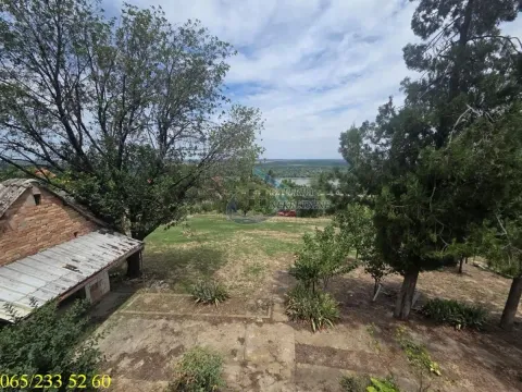 Pogled iz vazduha na dvorište sa drvećem i okolni pejzaž. - image 8